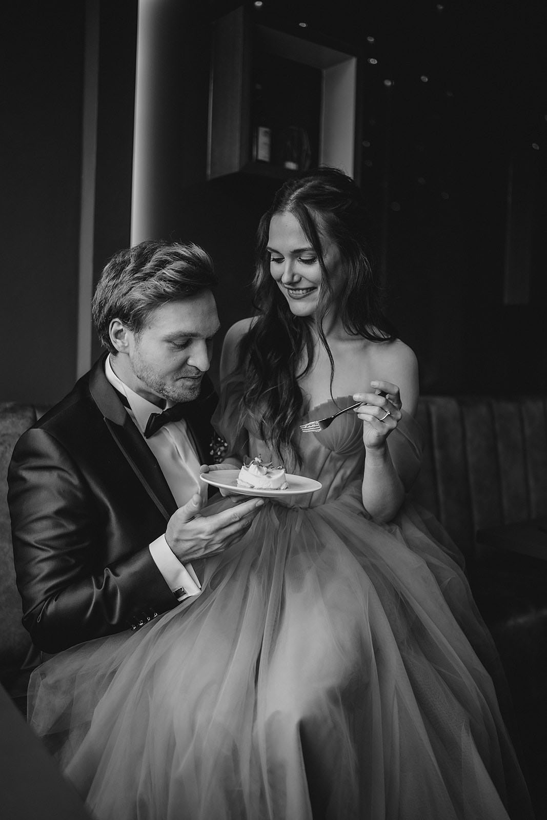Elegantes Paar beim gemeinsamen Dessert – Schwarz-Weiß-Foto mit romantischer Brautfrisur