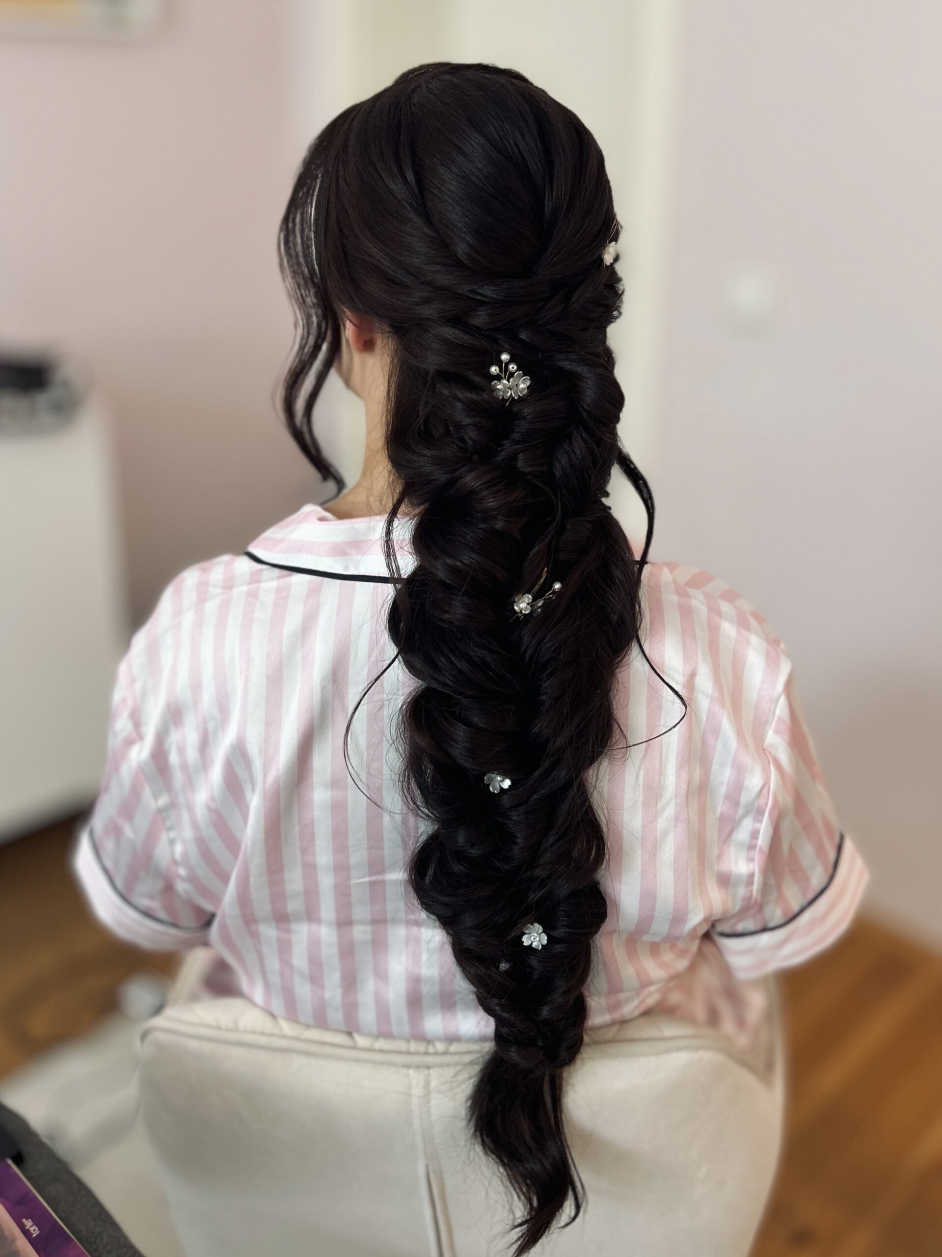 Lange dunkelhaarige Brautfrisur mit locker geflochtenem Zopf und filigranem Haarschmuck